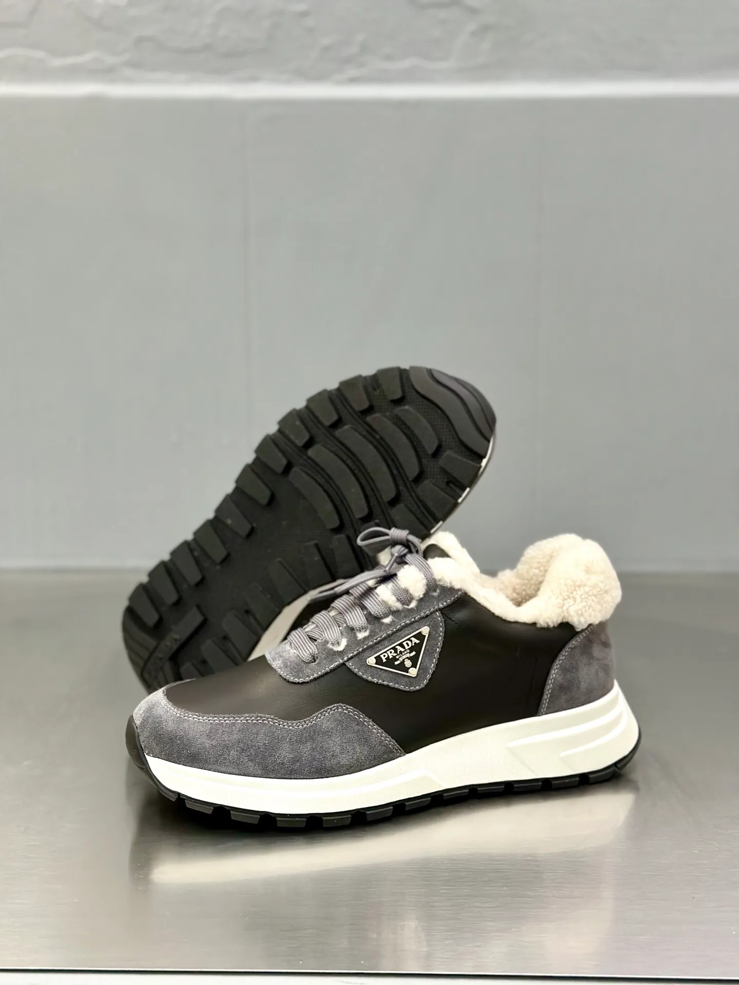 💰780 Prada/Prada men's new wool sneakers. This sneaker presents a modern version, reinterpreting the brand's archive style with clean lines and smooth details. The shoes are made of calf leather and technical fabric, with a triangular metal logo on the outside, bright TPU decoration on the heel, and a longer and padded inner heel design for a more comfortable fit. The tongue is decorated with a silk-screen logo, and is paired with a hollow rubber sole on the heel. The full cowhide lining comes standard with logo cowhide foot pads, making the upper foot taller, more comfortable, and versatile! Comes with full original packaging! Size: 39-40-41-42-43-44 standard leather shoe size (45 can be customized and does not support returns)